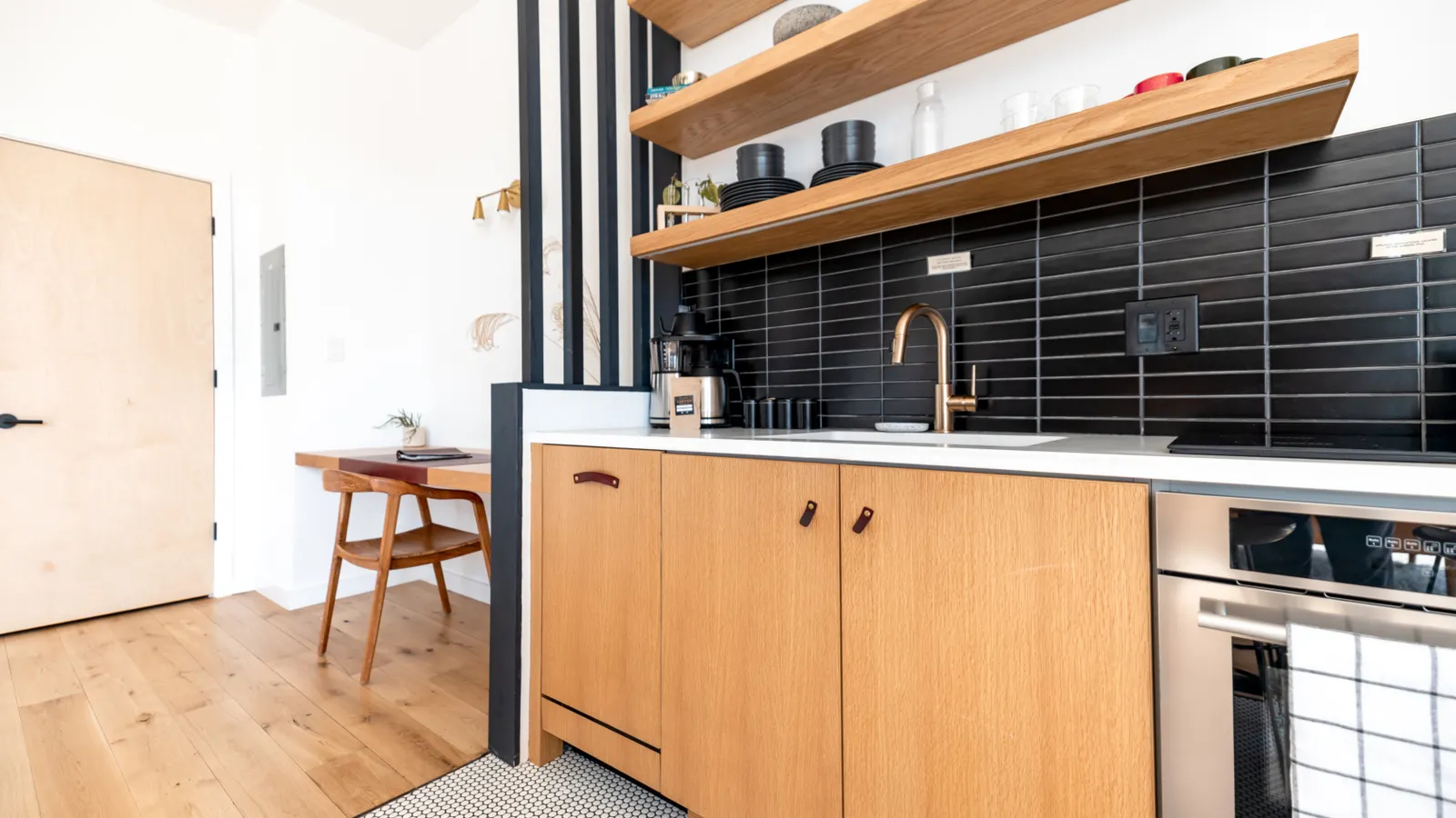 Foto ilustrasi dapur minimalis dengan rak kayu