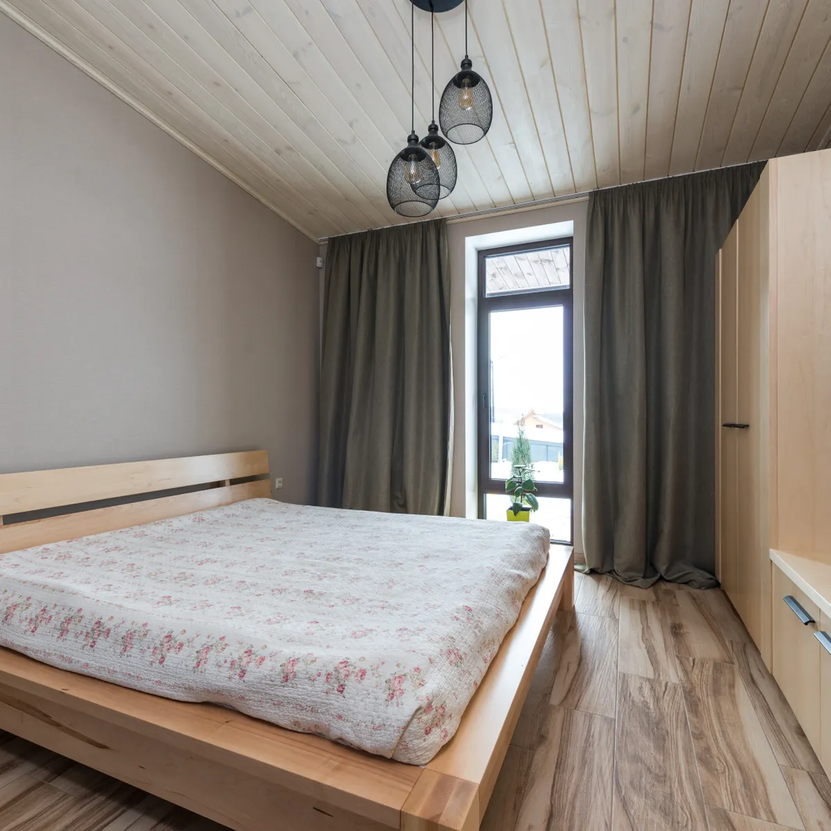 Foto ilustrasi kamar tidur dengan perabot kayu