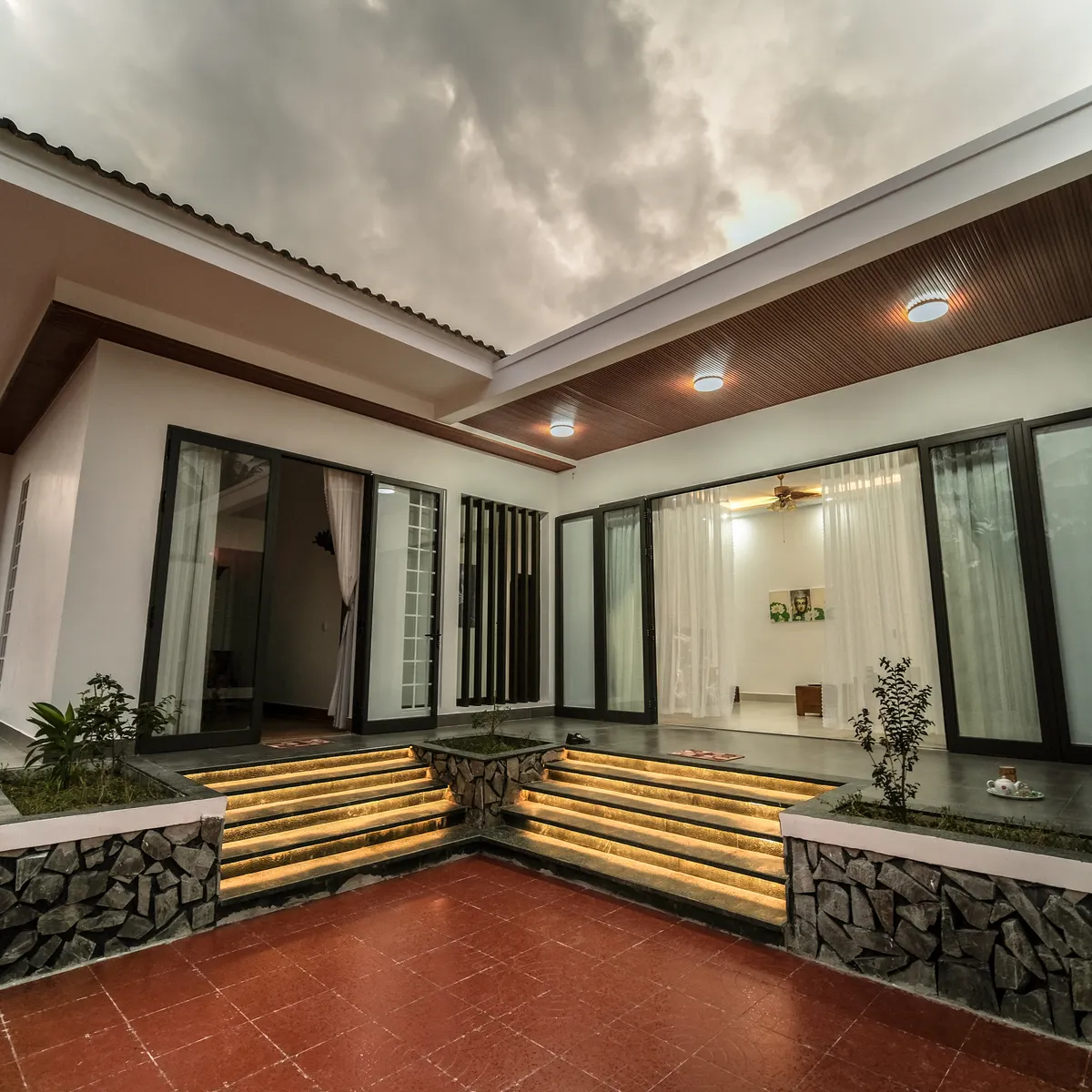 Foto ilustrasi rumah dengan teras terbuka dan langit berawan